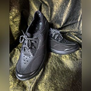 Bzees runners, new and never worn